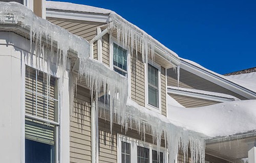 Dachrinnen- und Dachflächenheizungen Eiszapfen am Haus
